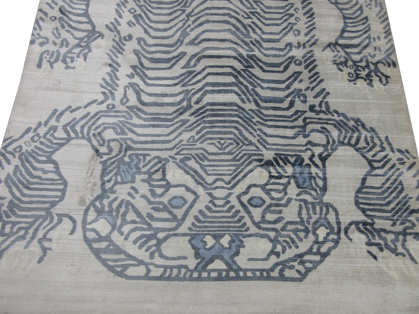 Handmade Silk Rug - 4.10X7.1 Feet Silver Abstract Tibetan Tiger Design Printed Area Rug